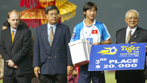 Đội trưởng Lê Huỳnh Đức đại diện ĐT Việt Nam nhận giải Ba
