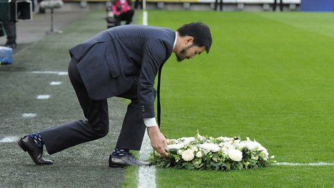 Con trai cố chủ tịch Vichai đặt vòng hoa tưởng nhớ cha trước khi trận đấu bắt đầu