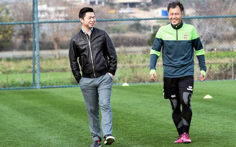 Chang (trái) dự định liên kết làm ăn với Man City