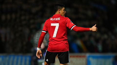 Sanchez đang gặp khó ở Man United khi nhận chiếc áo số 7 huyền thoại của Ronaldo
