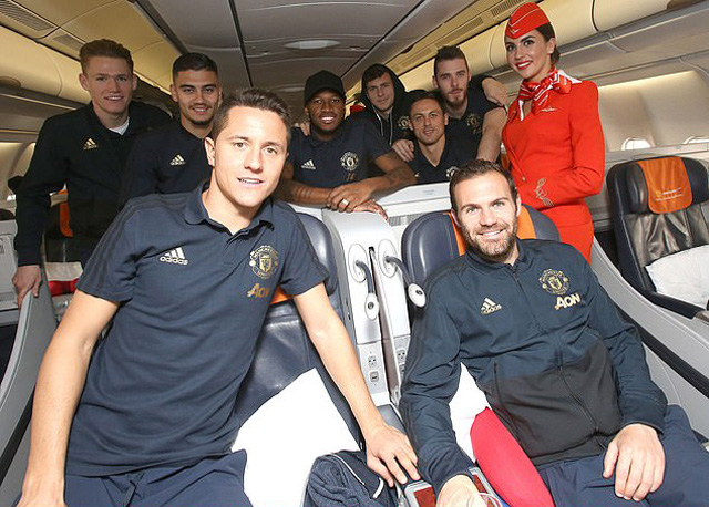 Các cầu thủ M.U rất thoải mái trong chuyến bay tới Turin