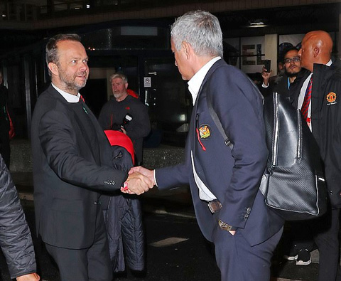 Mourinho bắt tay thân thiện với Woodward