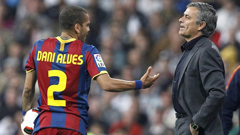 Định mệnh khiến Alves không thể đến với Mourinho