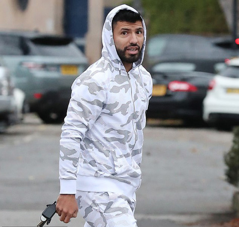 Aguero thảnh thơi đi dạo sau buổi tập ngày thứ Sáu