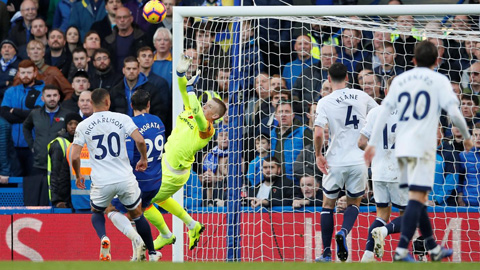Alonso tung cú volley khiến Pickford vất vả cản phá