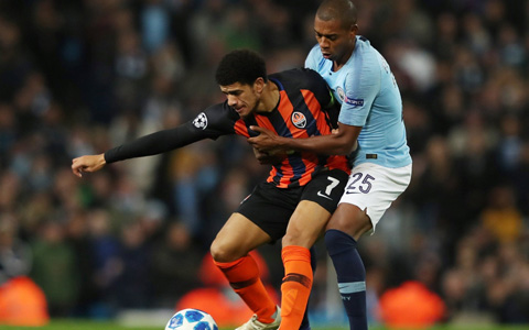 Fernandinho luôn biết cách phạm lỗi chiến thuật