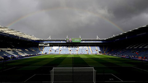 Cầu vồng rực rỡ xuất hiện trên sân King Power trong lễ tưởng niệm cố chủ tịch Leicester