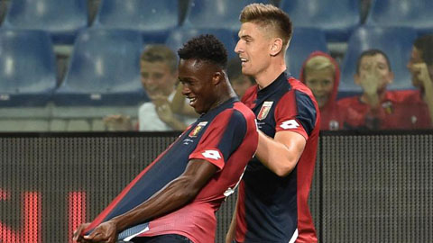 Kouame (trước) mở tỷ số cho Genoa sau 1 pha đánh đầu