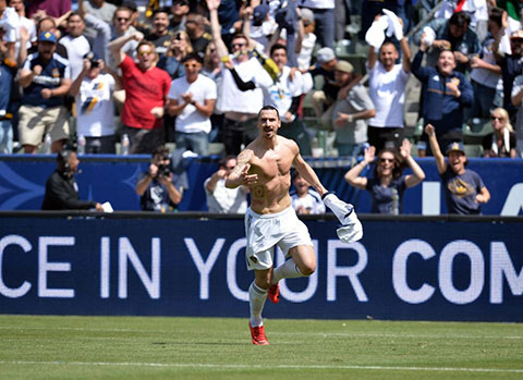 Đã rất nhiều lần trong sự nghiệp, Zlatan đã ăn mừng siêu phẩm, nhưng lần này ở tuổi 35