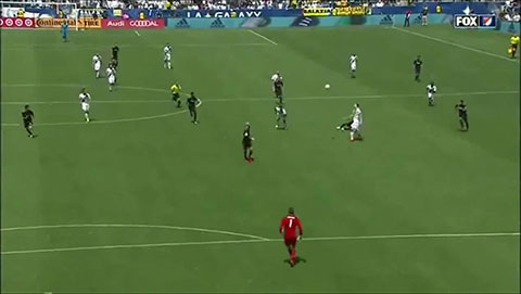 Từ khoảng cách 40 mét, Zlatan tung một cú volley tạo nên bàn thắng đẹp nhất MLS 2018
