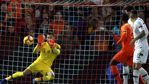 Lloris đã cản được 9 cú dứt điểm của Hà Lan ở trận đấu rạng sáng qua