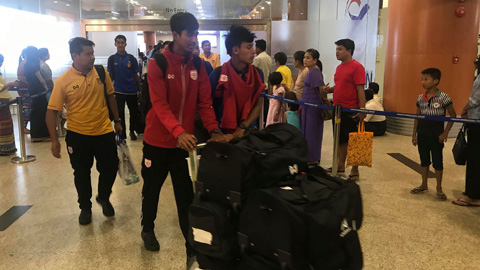 Các tuyển thủ Myanmar tại sân bay Don Muang ẢNH: ĐỨC CƯỜNG