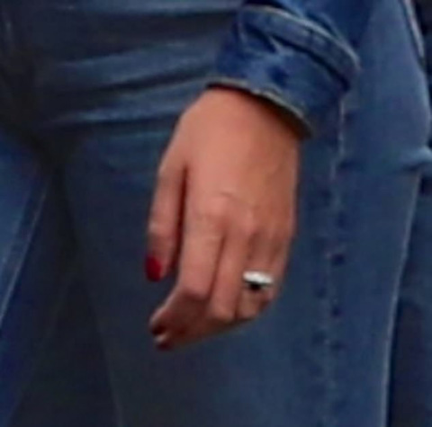 Chiếc nhẫn đính hôn trị giá hơn 1 triệu bảng bằng kim cương trên tay Georgina