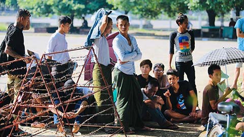Người Myanmar xếp hàng trật tự nhưng dữ dội ở khán đài
