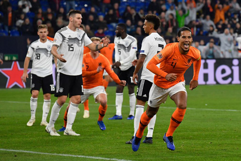 Hà Lan chơi xuất sắc trong 2 lượt trận cuối để đoạt ngôi đầu bảng