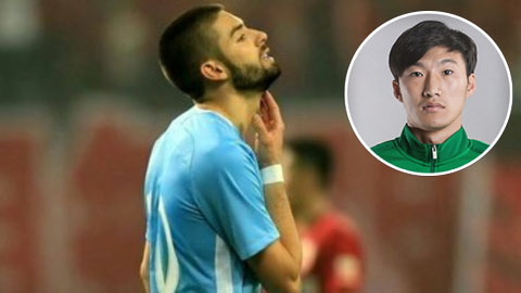 Carrasco đã có va chạm không đáng có với người đồng đội Jin Pengxiang (ảnh nhỏ)