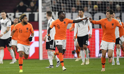Mãi đến phút 85, Hà Lan mới rút ngắn tỷ số xuống còn 1-2 bằng bàn thắng của Promes (số 9)
