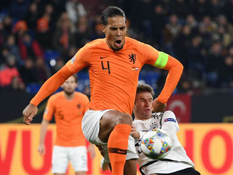 Bất ngờ xảy ra khi đến phút 90, trung vệ Van Dijk dứt điểm cận thành mang về trận hòa quý giá cho Hà Lan