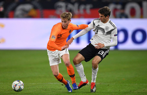 De Jong và Mueller đem đến hai hình ảnh tương phản của hai nền bóng đá Hà Lan và Đức