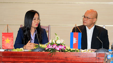 Đoàn cán bộ báo chí Campuchia sang thăm và làm việc tại Báo Bóng Đá