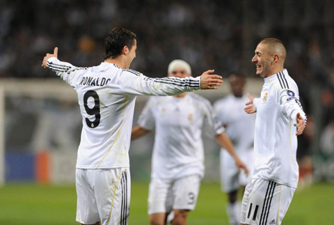Khi mới tới Real, Benzema phải mang áo số 11 vỉ Ronaldo mặc áo số 9