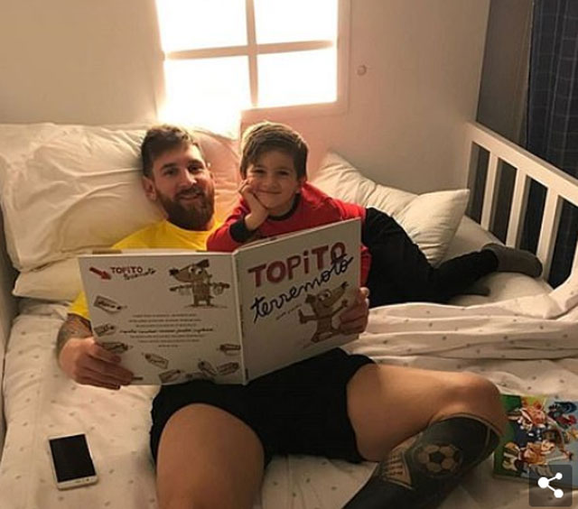 Anh đọc truyện cùng cậu con trai trong căn phòng ấm cúng