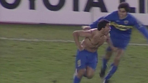 Điệu nhảy gà báo hại Tevez 14 năm trước