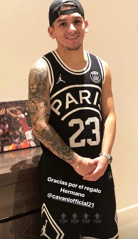 Torreira diện trang phục của CLB bóng rổ PSG