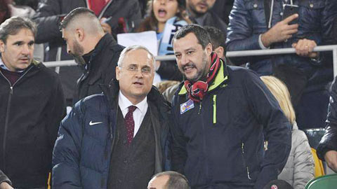 Ông Salvini (phải) dự khán trận đấu bên cạnh chủ tịch Lazio