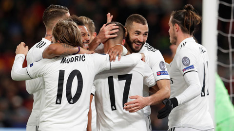 Các cầu thủ Real ăn mừng chiến thắng trước Roma