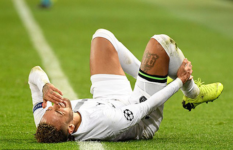 Neymar liên tục lăn ra sân