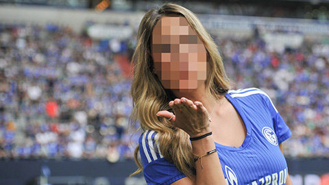1 fan nữ bị sàm sỡ trên khán đài ở giải Bundesliga