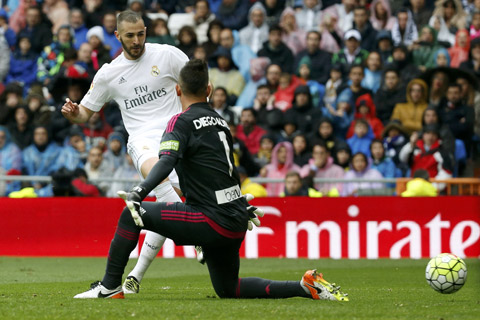 Tại Bernabeu, Benzema (trái) cùng Real Madrid sẽ hạ gục Valencia