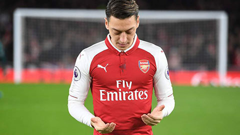 Mesut Oezil đang dần thành 'người thừa' ở Arsenal