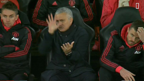 Mourinho bực tức vì cầu thủ M.U không giống như... chó điên