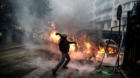 Biểu tình diễn ra rầm rộ tại Paris dẫn đến bạo loạn