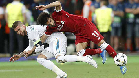 Ramos khoe chấn thương vai... giống Salah