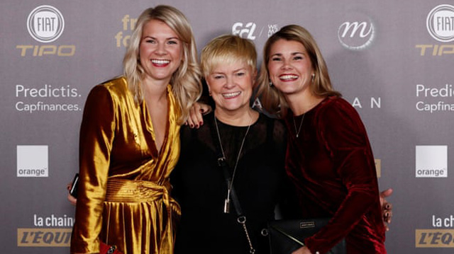 Hegerberg (váy vàng, bên trái) là chủ nhân của Quả bóng vàng nữ