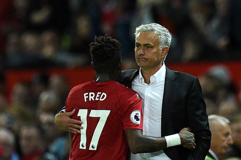 Fred mới đây cũng lên tiếng chỉ trích Mourinho