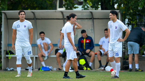 Các cầu thủ Philippines đứng tán gẫu thay vì tập luyện ngay khiến các phóng viên  Việt Nam “việt vị” 	Ảnh: PHAN TÙNG