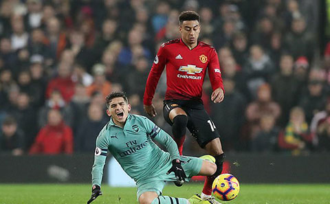 Lucas đã nếm trải sự khắc nghiệt của Premier League trong trận đấu với Man United