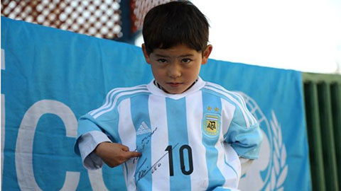 Tiểu Messi phải trốn chạy dưới họng súng Taliban