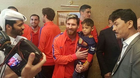 Cậu bé đã được tặng áo, mời đến xem Messi thi đấu và chụp ảnh cùng