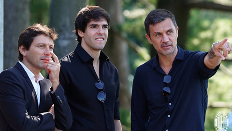 Kaka (giữa) thường trao đổi với Leonardo và Maldini để học hỏi kinh nghiệm trở thành một GĐTT