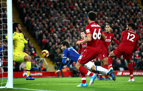 Alisson có pha cứu thua không tưởng trong trận đấu với Everton