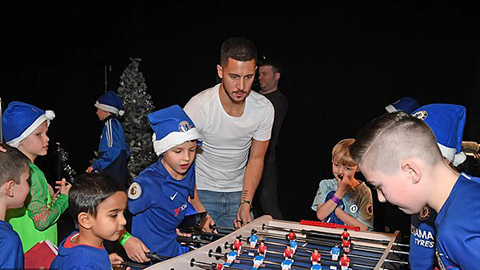 Hazard cùng đồng đội làm từ thiện mùa Giáng Sinh