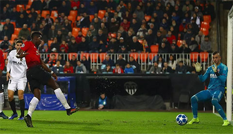 Một cú dứt điểm của Pogba trong trận đấu với Valencia