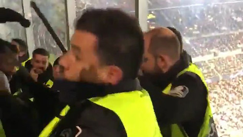 Fan Tottenham bị bảo vệ Barca đánh nhừ tử