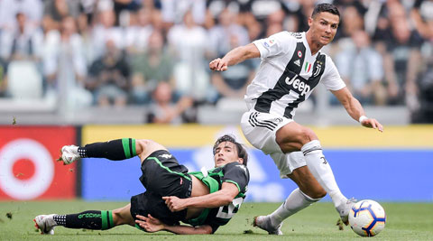 Ronaldo (phải) quyết nổ súng trong trận derby Turin đầu tiên của mình