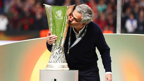 Mourinho vs Klopp: Kẻ có danh hiệu, người chỉ tạo cảm xúc
